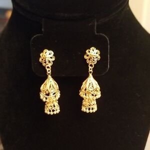 22K GOLD INDIAN DANGLE EARRINGS.